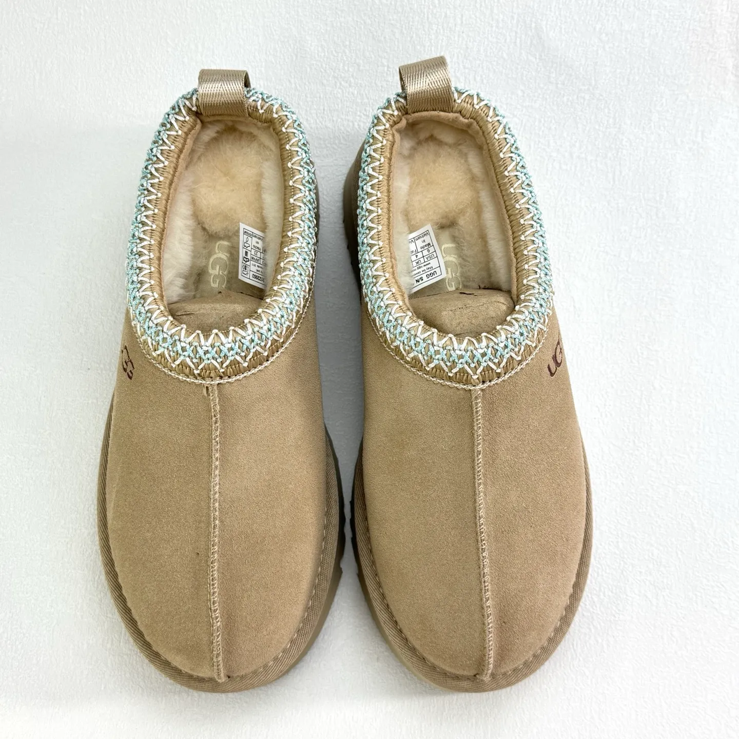 💰400 UGG Tats series thickened model Mule style toe-cap 5CM half slippers Ethnic style autumn and winter snow boots High-quality sheepskin and wool Integrated with high quality Warmth and heat sealing Made of TPU molded suede upper material Embedded with artificial curly wool plush lining and 10mm UGGPURE™ implanted wool lining and removable UGGPURE™ implanted wool insole Lightweight non-slip and comfortable rubber outsole with brand LOGO With complete packaging Official item number: 11225532722 Size: 35 36 37 38 39 40